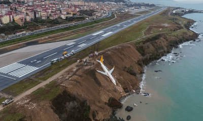 Máy bay Thổ Nhĩ Kỳ chở 162 khách gặp nạn, nằm cheo leo trên vách đá