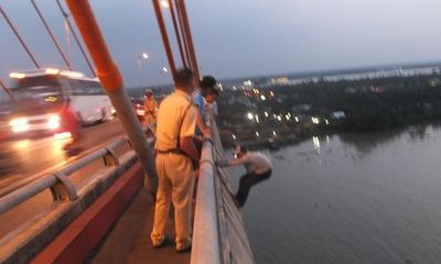 Giải cứu thanh niên nghi ‘ngáo đá làm xiếc’ trên cầu Rạch Miễu