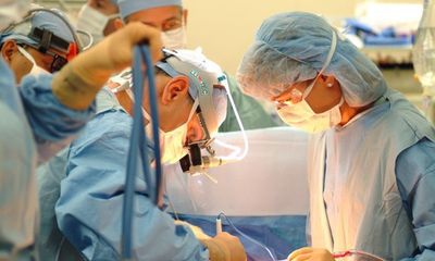 Đang phẫu thuật, bác sĩ đòi bệnh nhân phải trả thêm tiền cho thủ thuật bổ sung