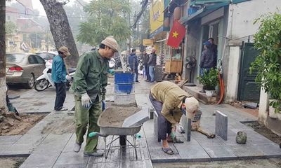 Quận Hoàn Kiếm lát đá vỉa hè bền 70 năm phục vụ người dân đón Tết