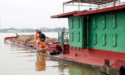 Nam Định: Tràn lan tàu thuyền “ma” trên sông Đào