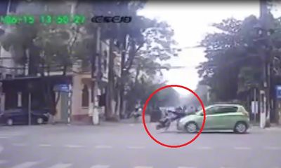 Video: Nữ sinh vượt đèn đỏ bị ô tô tông văng giữa ngã tư