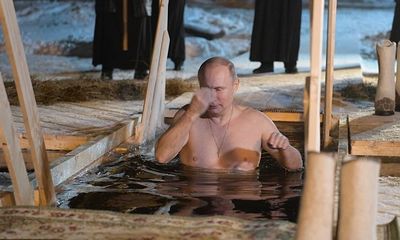 Tổng thống Nga cởi trần, tắm nước hồ ngoài trời -7 độ C