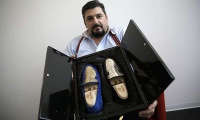 Thợ giày người Ý dùng vàng 24k để làm giày cho giới siêu giàu