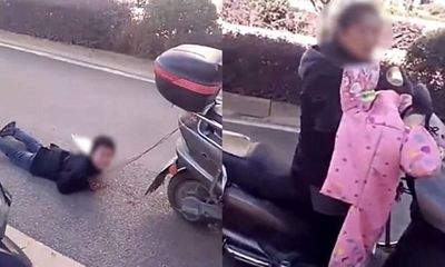 Tàn nhẫn mẹ dùng dây xích trói con vào xe máy và kéo lê trên đường