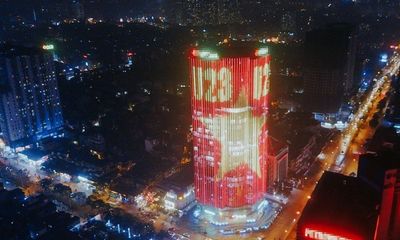 Cao ốc sáng rực quốc kỳ cổ vũ U23 Việt Nam