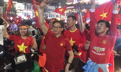 Phó Thủ tướng Vũ Đức Đam xuống đường mừng chiến thắng của U23 Việt Nam