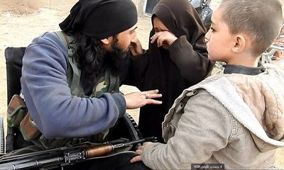 Chiến binh IS cụt chân tạm biệt con gái rồi lái xe bom lao vào quân đội Syria