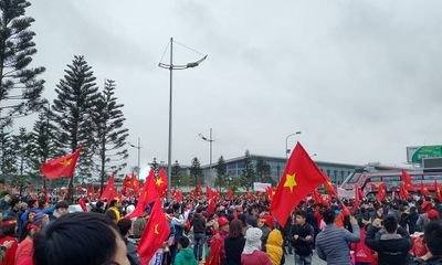 Đông đảo cổ động viên tập trung chờ đón tuyển U23 Việt Nam ở sân bay Nội Bài