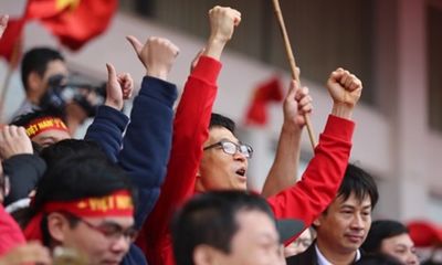 Clip: Phó Thủ tướng Vũ Đức Đam hô vang tên các cầu thủ U23 Việt Nam cùng triệu người hâm mộ