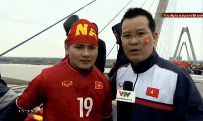 Clip: Quang Hải xúc động trước biển người chào đón U23 Việt Nam