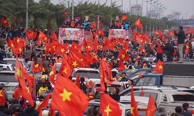 Clip: Xe chở U23 Việt Nam vẫn chưa vào nội thành vì kẹt giữa hàng nghìn người hâm mộ