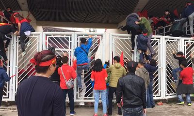 Clip: CĐV cố gắng “vượt rào” để vào sân Mỹ Đình gặp các chàng trai U23 Việt Nam