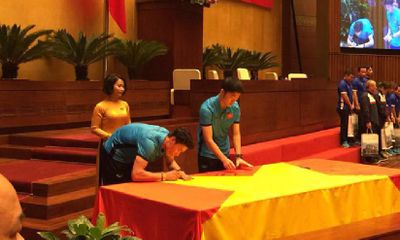 Tuyển thủ U23 cùng ký tên lên lá cờ Chủ tịch Quốc hội mang về từ Lũng Cú