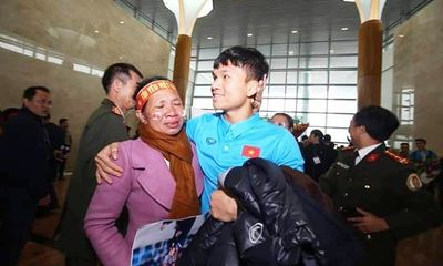 Cầu thủ Phạm Xuân Mạnh: Có tiền thưởng gửi về để bố mẹ trả nợ