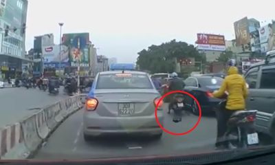 Clip: Dàn cảnh đụng xe, cướp túi xách trên phố Hà Nội