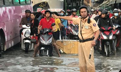 Sài Gòn vỡ đê bao, đường ngập nặng vì triều cường dâng cao