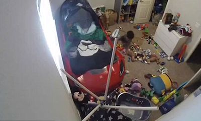 Cậu bé 3 tuổi biến căn phòng bừa bộn trở nên gọn gàng bất ngờ chỉ sau vài phút