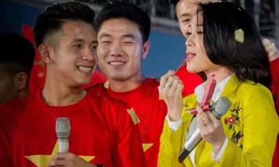 Clip: Mỹ Tâm vừa song ca vừa thử son Hồng Duy U23 Việt Nam tặng trên sân khấu