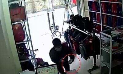 Video: Lẻn vào cửa hàng trộm điện thoại siêu nhanh