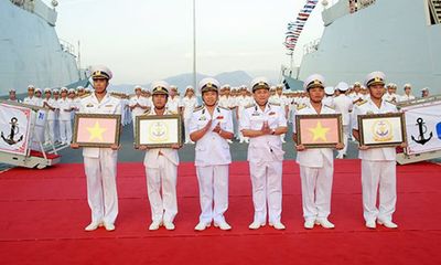 Thượng cờ hai tàu hộ vệ tên lửa Trần Hưng Đạo và Quang Trung