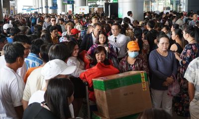 Sân bay Tân Sơn Nhất quá tải vì hàng nghìn người đi đón thân nhân