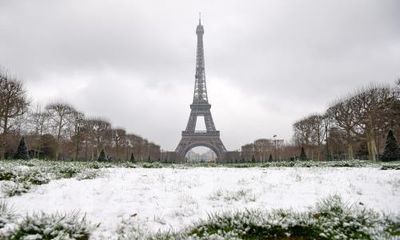 Pháp buộc phải đóng cửa tháp Eiffel vì tuyết rơi quá dày