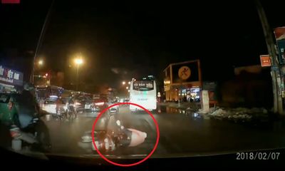 Video: Rẽ trái không quan sát, người phụ nữ bị 2 ô tô tông trúng