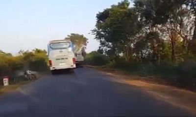 Video: Xe khách vượt ẩu gây tai nạn rồi bỏ đi