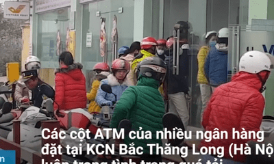 Công nhân rút tiền từ ATM cuối năm: Chen lấn, cãi vã và... chờ may mắn