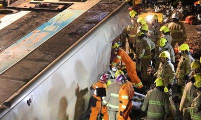 Lật xe buýt 2 tầng ở Hong Kong, 18 người chết