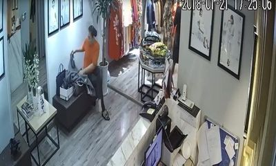 Clip: Người phụ nữ móc trộm ví trong cửa hàng thời trang ở Hà Nội