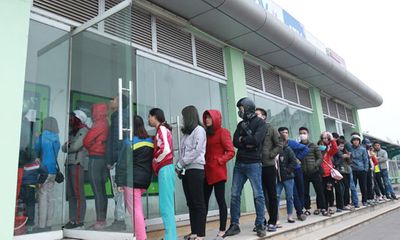 Đà Nẵng: Xếp hàng dài trước cây ATM chờ rút tiền