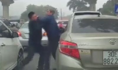 Video: 2 tài xế lao vào 