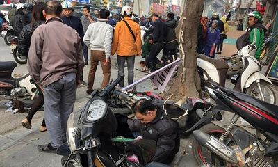 Xe Camry gây tai nạn liên hoàn trên phố Hà Nội chiều 28 Tết