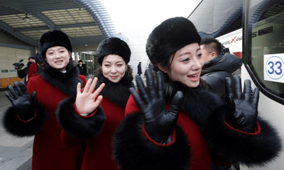 Đội cổ vũ Triều Tiên bỏ dở chuyến tham quan vì hàng trăm phóng viên săn đuổi