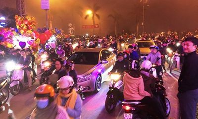 Hàng ngàn người Quảng Bình tiếc nuối vì sương mù cản trở pháo hoa