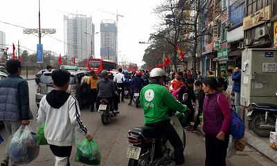 Người dân ùn ùn kéo về Hà Nội sau kỳ nghỉ Tết Mậu Tuất