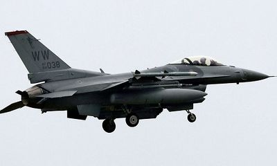 Máy bay Không quân Mỹ bốc cháy, thả bình nhiên liệu xuống hồ Nhật Bản