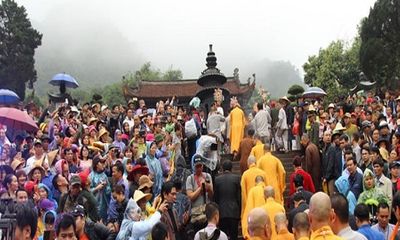 Chùm ảnh: Hàng nghìn du khách nô nức trẩy hội chùa Hương