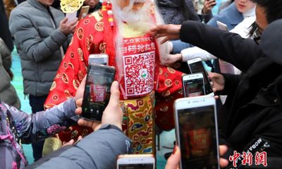 Trung Quốc quét mã QR trên người Thần Tài để nhận lì xì