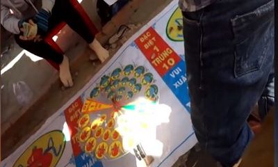 Video: Nhan nhản các hình thức cờ bạc ăn tiền trước cổng đền chùa dịp đầu năm mới
