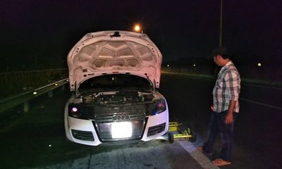 Siêu xe Audi 2 bốc cháy trên cao tốc TP.HCM- Trung Lương