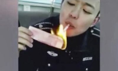 Đốt tiền hút thuốc lá, 2 thanh tra đô thị Trung Quốc bị sa thải 