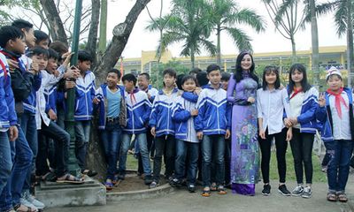 Hoa Hậu vì Cộng Đồng Trần Huyền Nhung tới thăm và tặng quà cho học sinh nghèo trường THCS Phạm Đôn Lễ