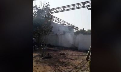 Video: Giàn giáo va đường điện cao thế phát nổ, 1 người tử vong