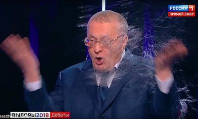 Bầu cử Tổng thống Nga: Ứng cử viên tạt nước, cãi nhau trên truyền hình trực tiếp