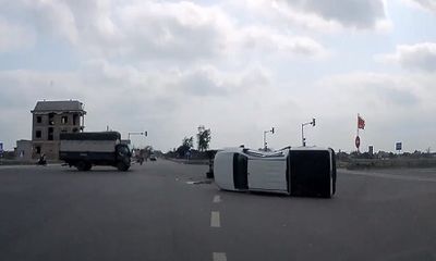Video: Xe bán tải bị méo nặng sau cú va chạm với xe tải