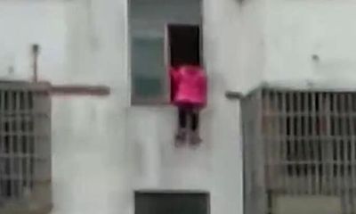 Bé gái 12 tuổi nhảy lầu từ tầng 15 tự tử vì không làm hết bài tập Tết
