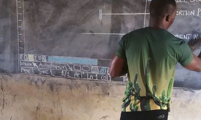 Thầy giáo châu Phi vẽ màn hình MS Word lên bảng phấn được Microsoft hứa tặng máy tính